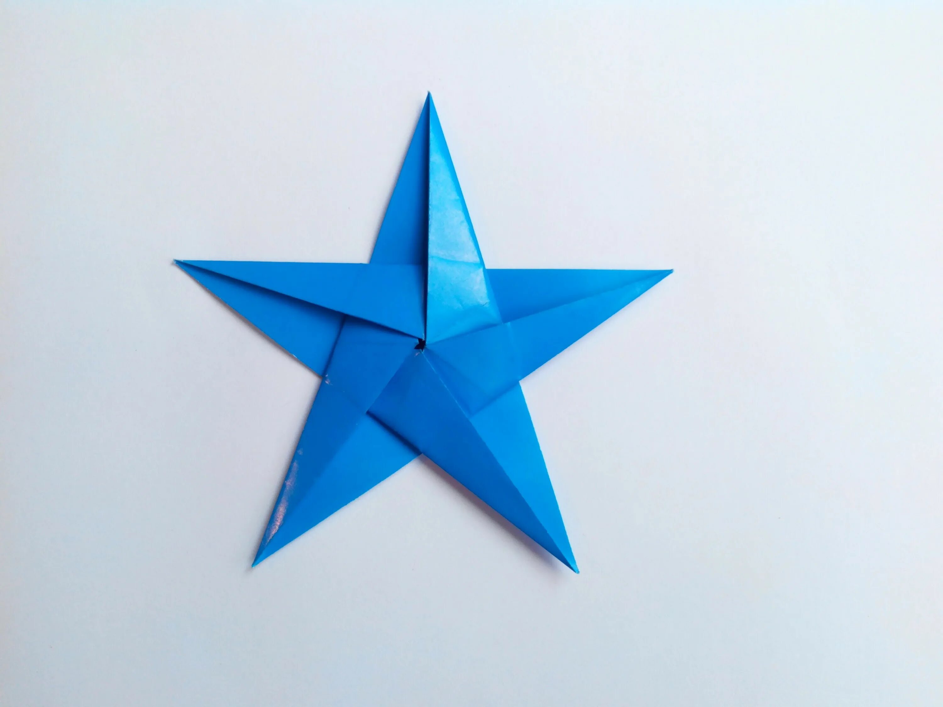 Пятиконечная звезда оригами. Оригами звезда четырехконечная. Звезда оригами объемная пятиконечная. Пятиконечная звезда оригами из бумаги. Сделать маленькую звезду
