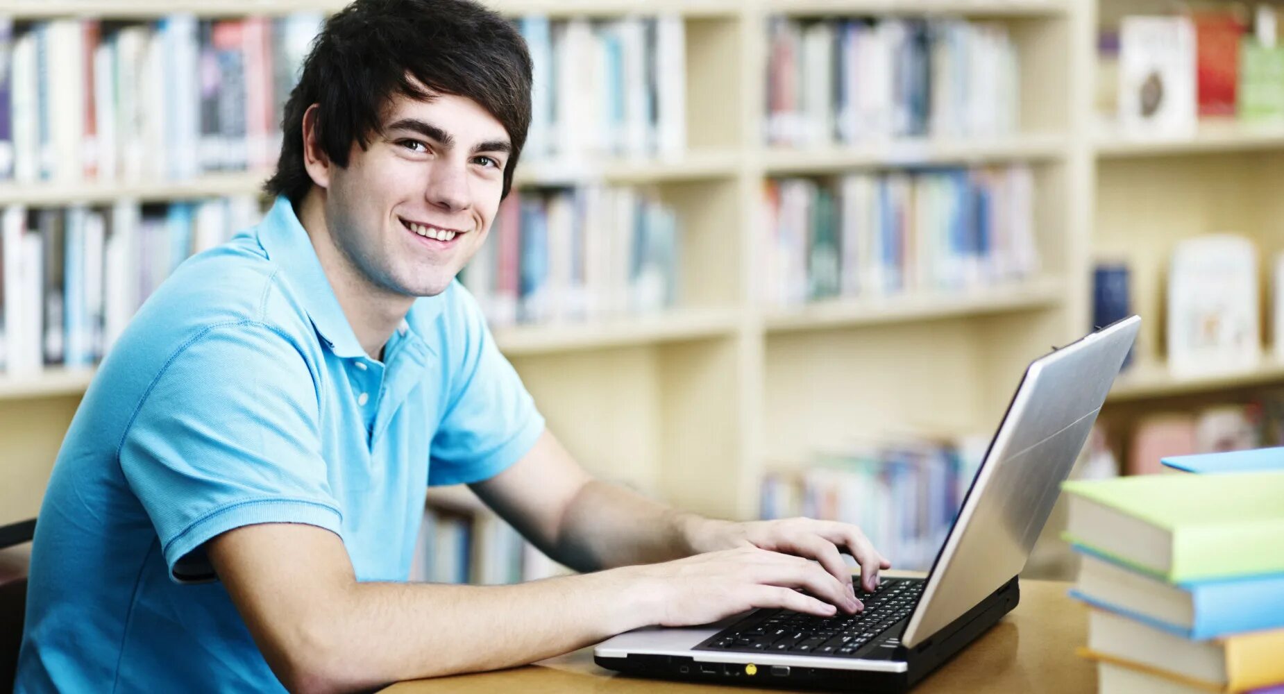 Student html. Человек обучается за компьютером. Студент за учебой. Студент с компьютером. Подросток за компьютером.