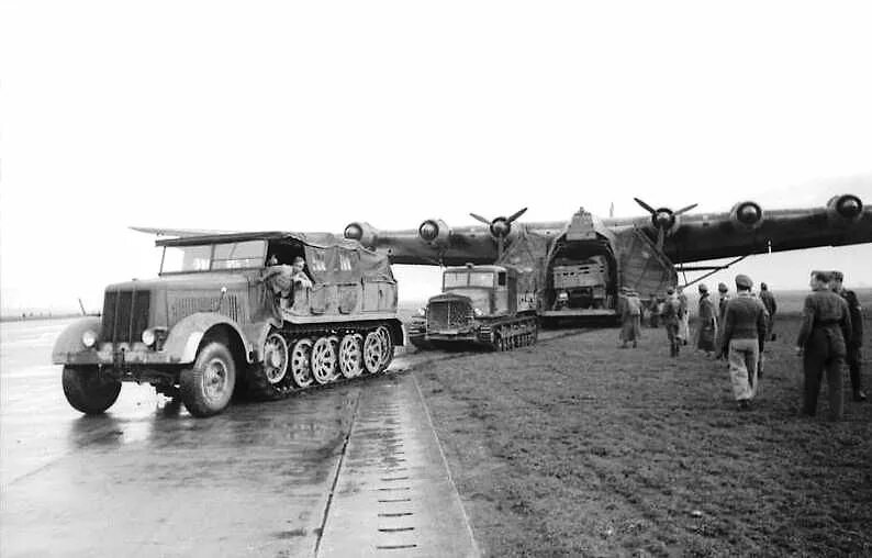 Messerschmitt gigant. Messerschmitt me.323 gigant. мессершмитт ме 323 гигант. транспортный самолет messerschmitt me-323 gigant. мессершмитт гигант ме-321.