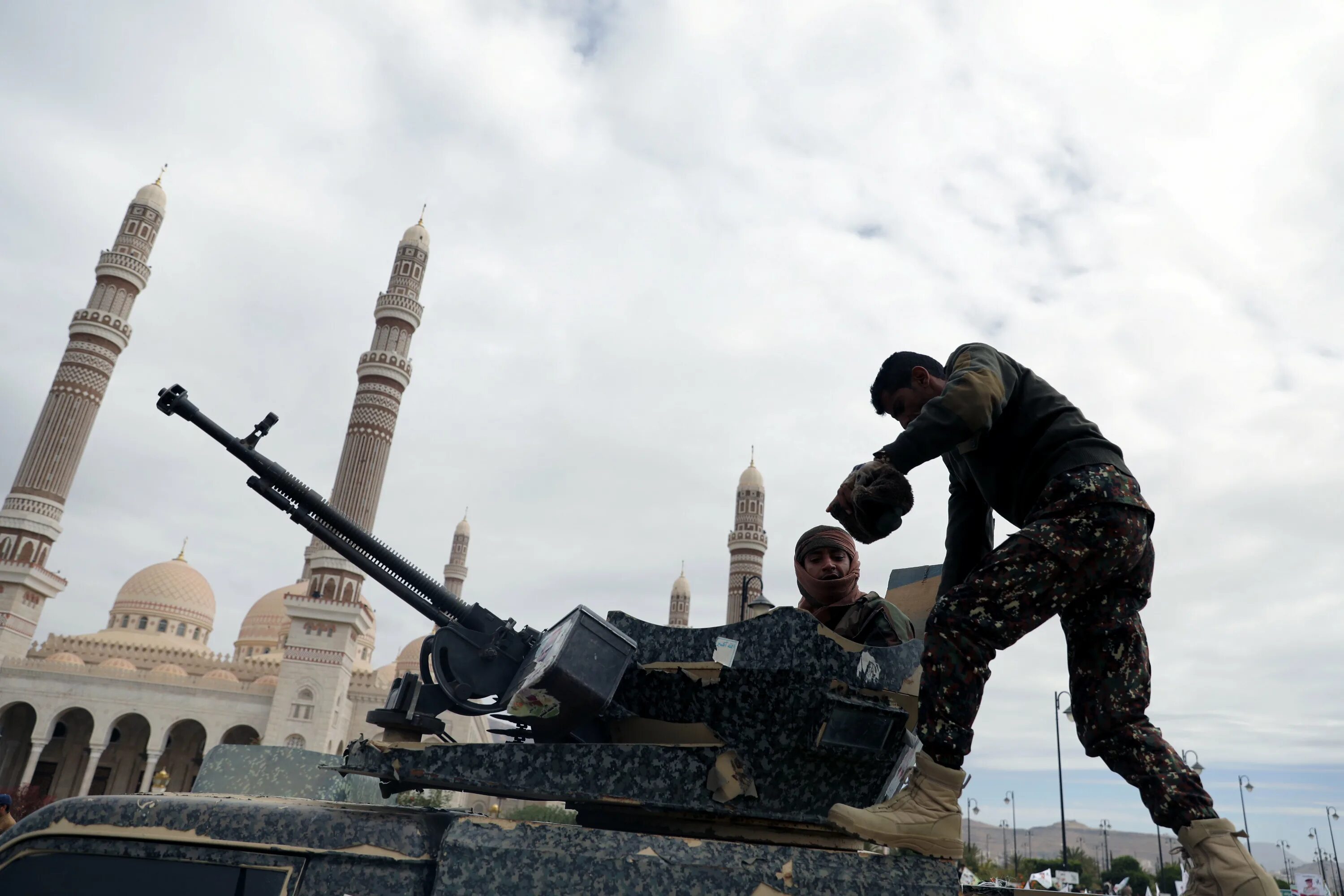 Почему нападают на йемен. Нападение хуситов на флот саудовской аравии. Почему нападают на йемен. Саудовской аравии упала стена на людей. Хуситы в йемене.