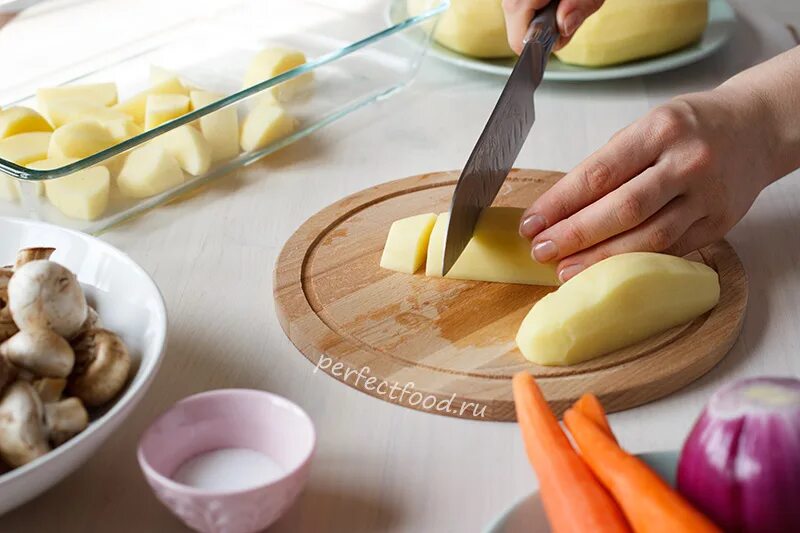 Как нарезать картошку дольками для запекания. Нарезка картофеля для запекания. красивая нарезка картофеля для запекания. красиво нарезать картошку для запекания. как красиво нарезать картофель для запекания.
