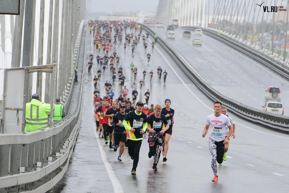 Беги по мостам владивосток 2024. Владивосток презентация. Мосты владивостока марафон. Международный марафон. Беги по мостам владивосток 2024.