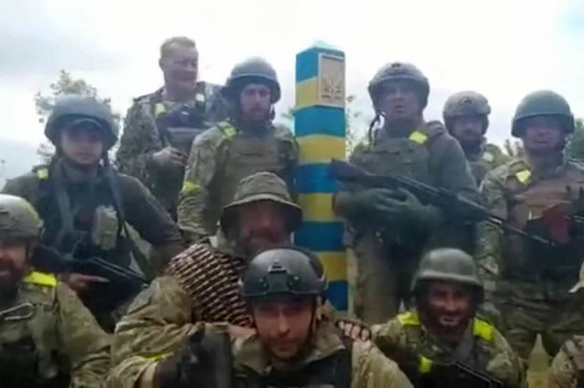 Хохлы с пограничным столбом. Украинские военные. Украинские войска. ВСУ Украины. Видео на границе с украиной