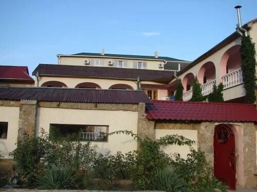 Испанский дворик донецк днр. Асьенда средиземноморье. Дворик испанца 5. Испанский дворик судак. Испанский колониальный стиль экстерьер.