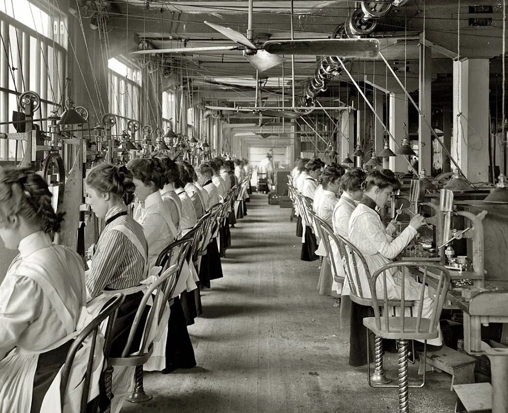 Работницы на ткацкой фабрике 19 век Англия. Завод США 20 век США. Заводы США 19-20 века. Ткацкая фабрика Великобритания 19 век. Фабрика веко в россии