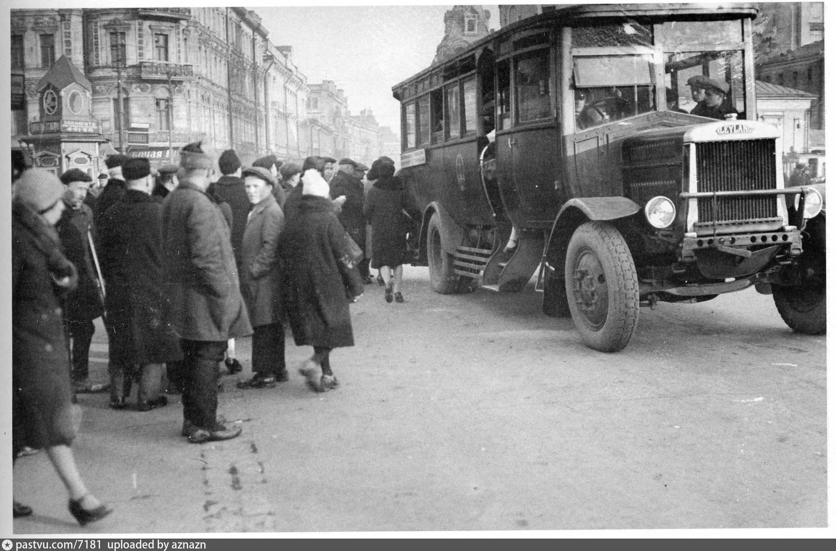 98 лет назад. Первый Московский автобус 1907. Первый автобус в Москве 1922 год. Москва 1922 год. Автобус Лейланд 1924.