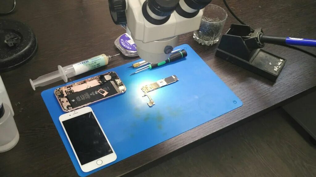 Магазин аксессуар компьютер и телефон. Сервисный центр ремонт телефонов. Волгоград магазины телефонов. Ремонт и аксессуары магазин. Продавец аксессуаров для телефонов.