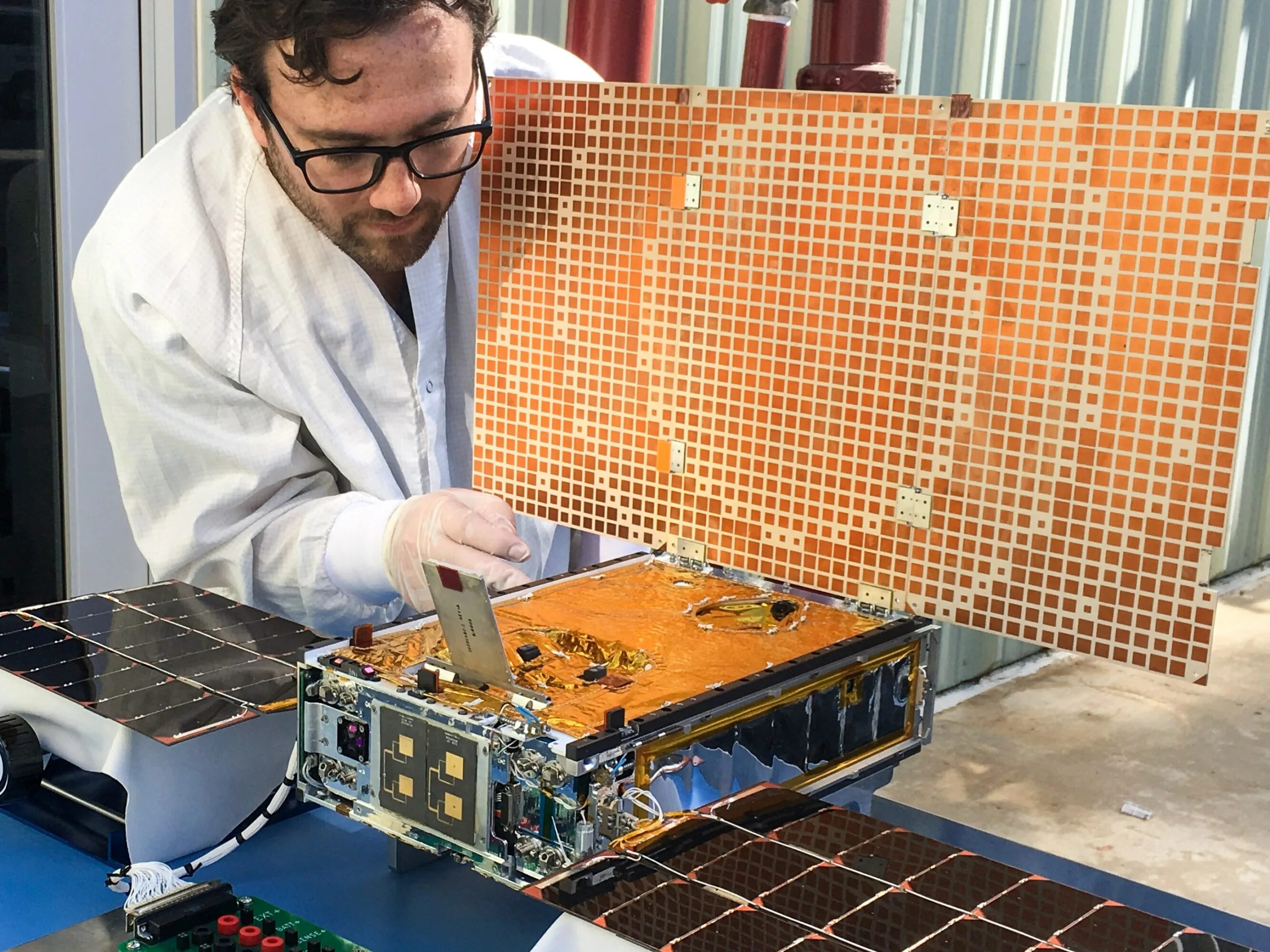 Mars cube. Наноспутник cubesat. кубсат 1u. спутник cubesat 3u. солнечные батареи кубсат.