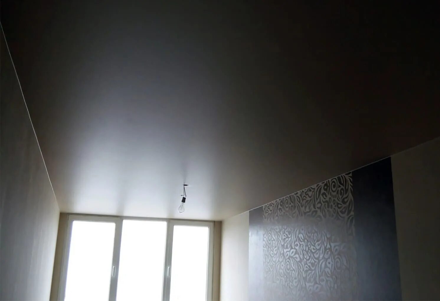 Сатиновый натяжной потолок l602. Черный матовый натяжной потолок. Черный сатиновый натяжной потолок. Натяжной потолок черный сатин.