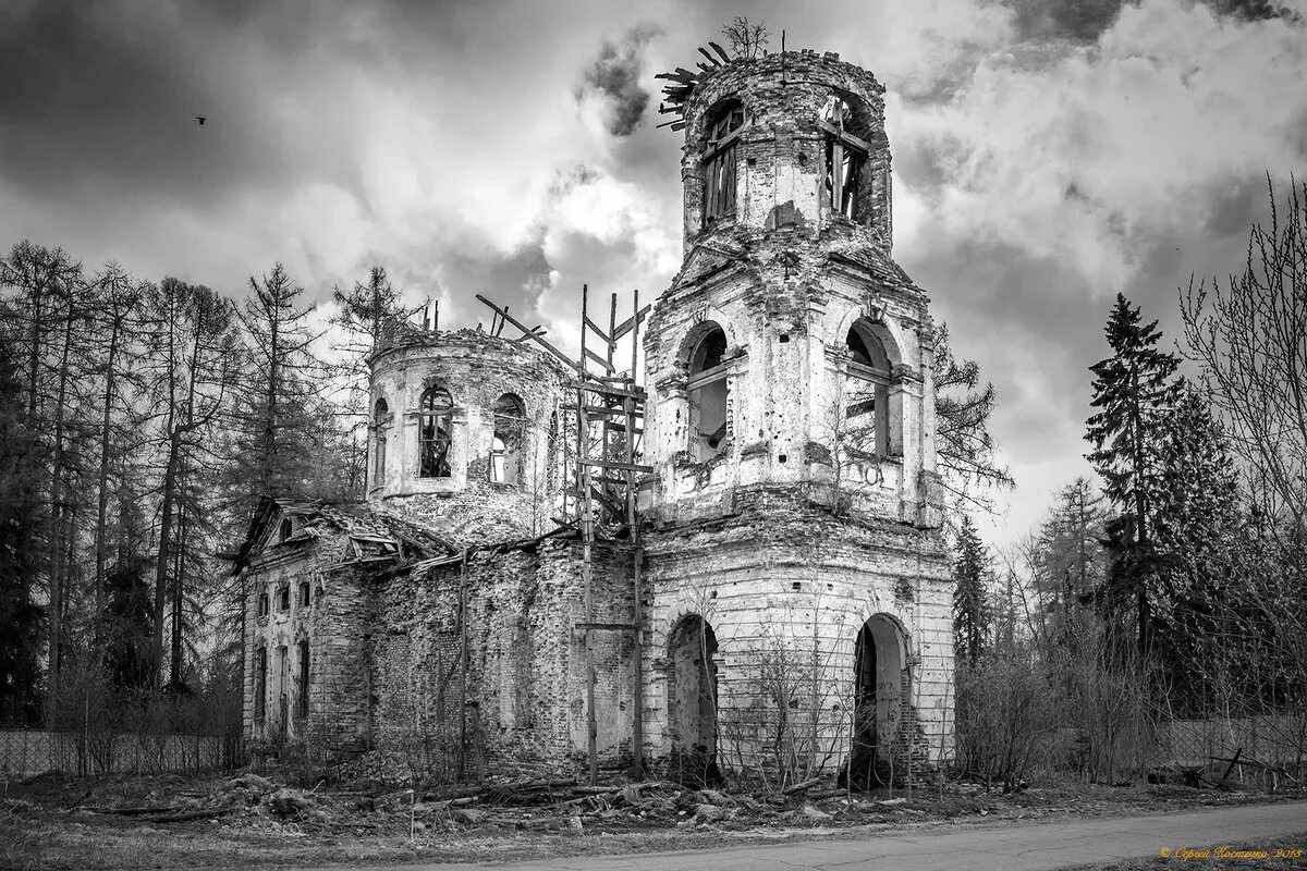 Какой храм был разрушен. Разрушенный храм Димитрия Солунского Тверская область. Полуразрушенный храм Гатчинский район. Разрушенная Церковь в Гатчине. Разрушенный храм Псковская область.