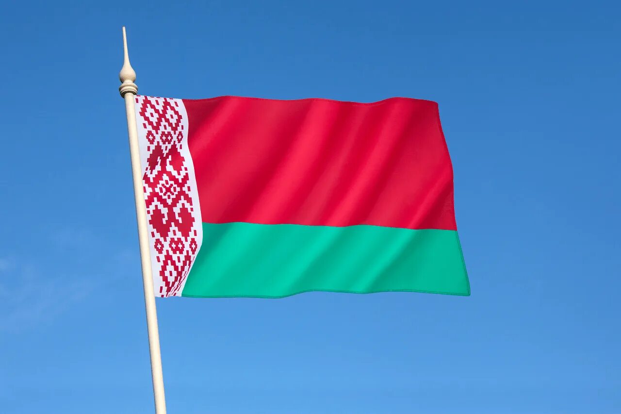 Цвет флаг рб. Флаг белоруссии 2025. флаг беларуси картинки. белорусский флаг на фоне неба. беларуский флаг на флагштоке.