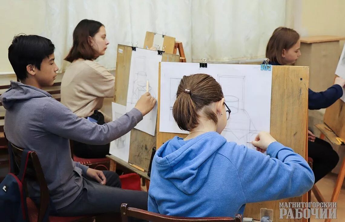Самая большая школа в магнитогорске. Учитель учит детей. Основы потребительских знаний. Школа в магнитогорске самая крутая. Учатся дети магнитогорска.