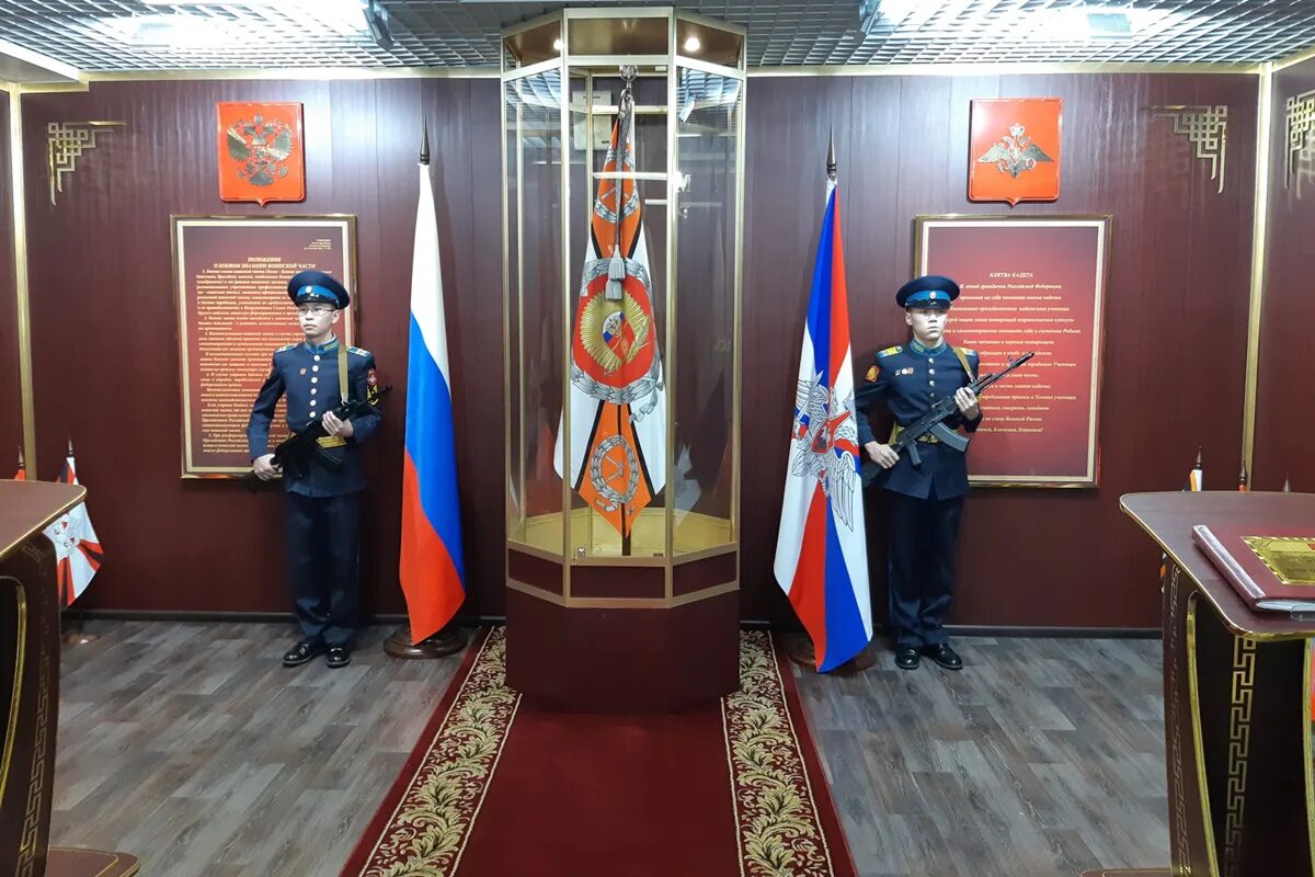 Порядок хранения и содержания боевого знамени. Караул у знамени. часовой у боевого знамени. хранение боевого знамени воинской части. пост боевого знамени.