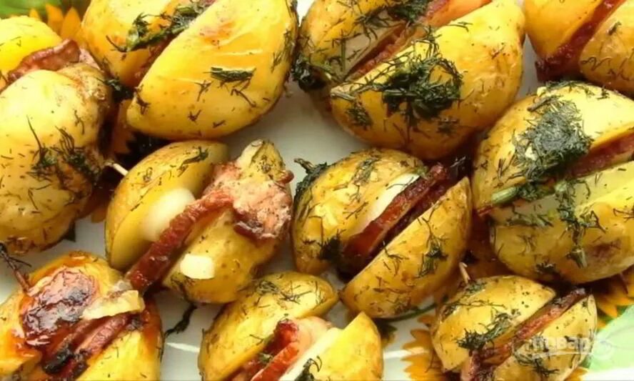 Как запечь картошку в духовке без фольги. Запеченная картошка на праздничный стол. картофель в духовке на праздничный стол. украинские блюда из картофеля. картошка с копченой грудинкой в духовке.