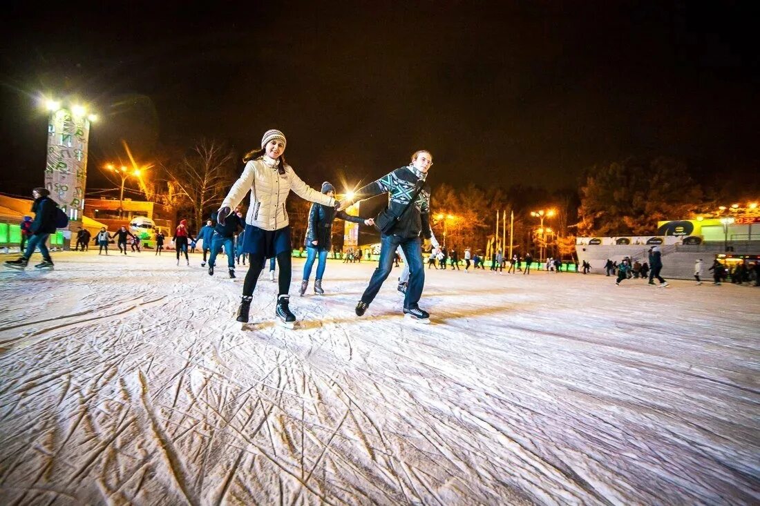 Каток где можно покататься. Уличный каток. Семья на катке. Люди на катке. Люди катаются на коньках.