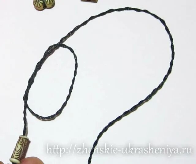 Как завязывать узлы на бусах 1. Form a small loop at the end of a line by running tag end over standing line.