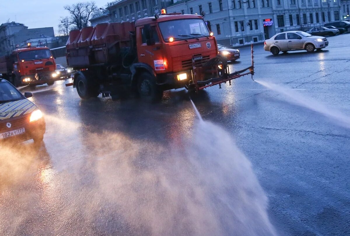 Поливальная машина. Поливальные машины в Москве. Поливальная машина в дождь.