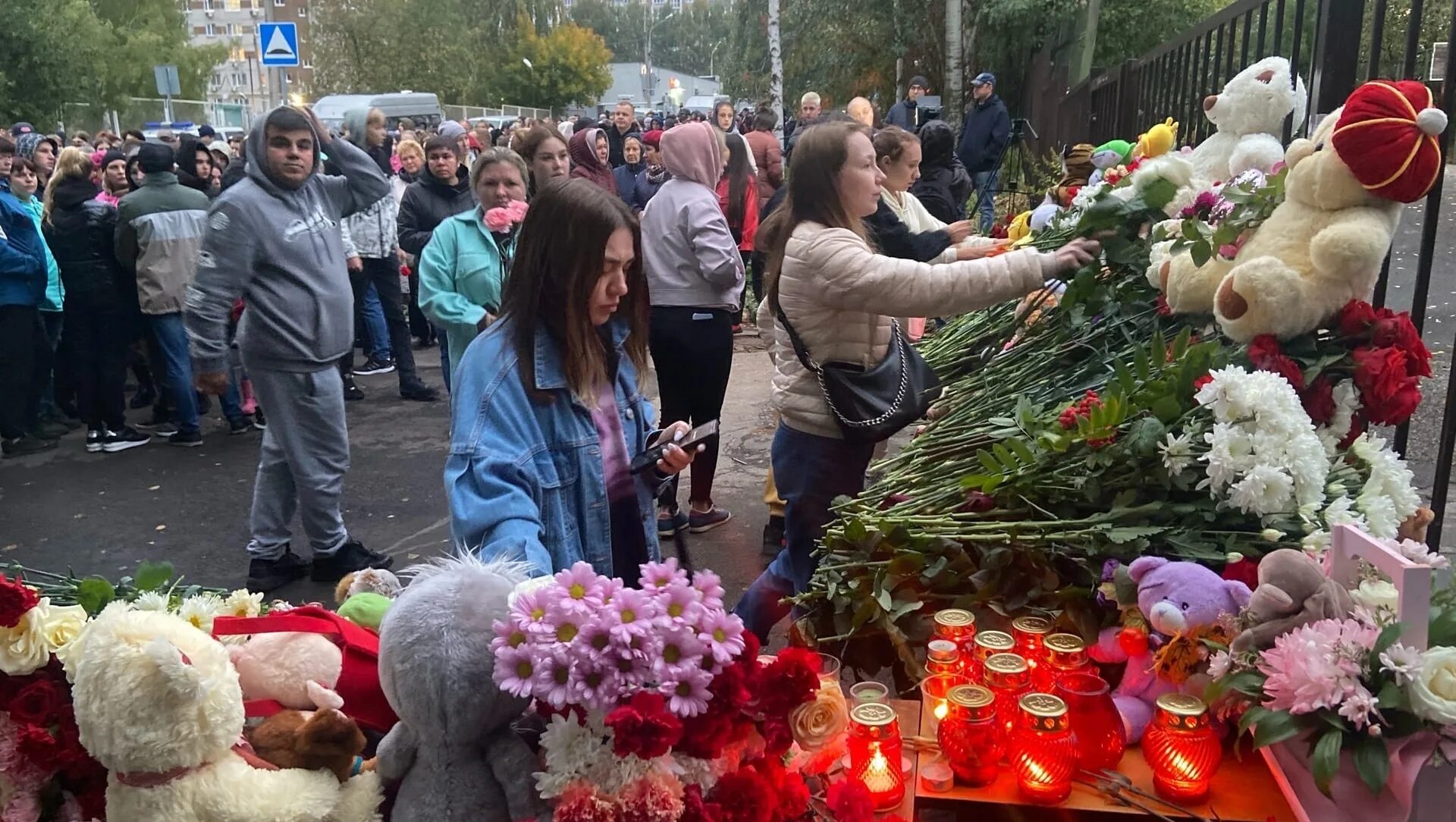 Родственники пострадавших в теракте. Ижевск терроризм школа. В Ижевске простились с погибшим в школе.