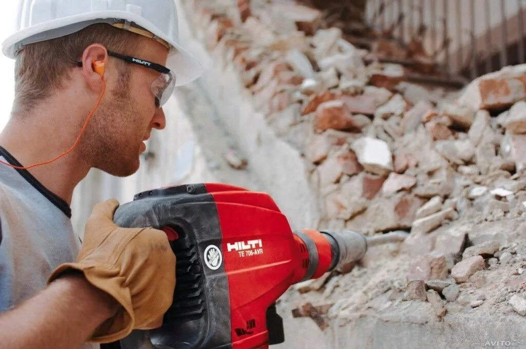 Демонтаж старой рулонной кровли. Демонтированный материал. Демонтаж старой штукатурки. Строительный мусор плитка. Монтаж кровли.