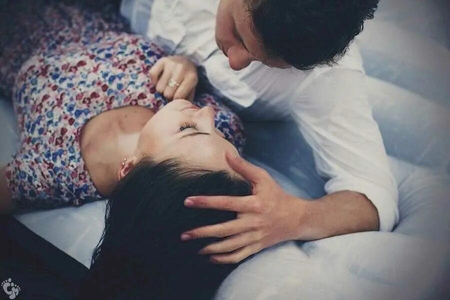 Спать с любимым. Девушка гладит парня. Парень целует спящую девушку.