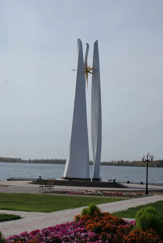 Памятник батырам в петропавловске. Памятники петропавловск казахстан. Петропавловск казахстан города казахстана. Памятник абылай-хану (кокшетау). Мемориальный комплекс в петропавловске.