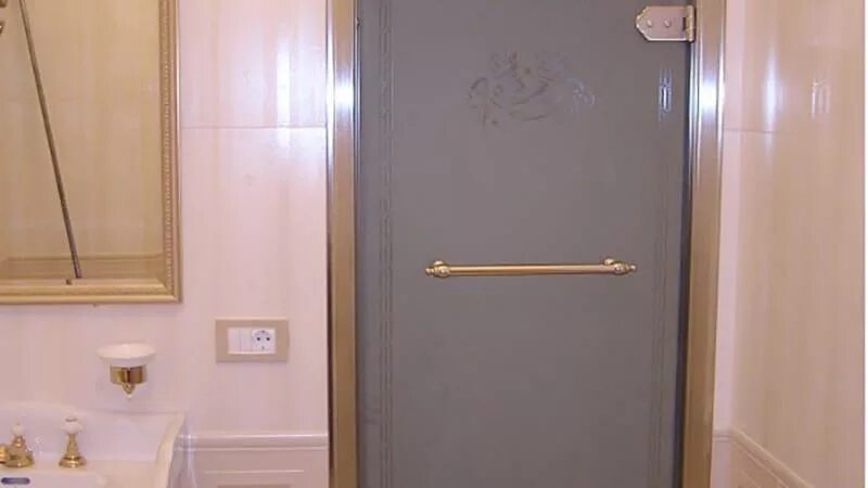 Двери а ванную. Дверь в ванную комнату. двери в ванную комнату и туалет. стеклянная дверь в ванную комнату. стеклянные двери в ванную и туалет.