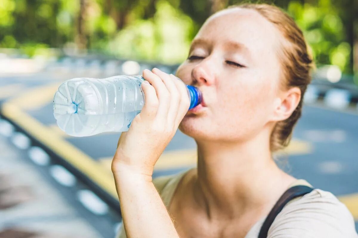 Ребенок пьет воду. Здоровый образ жизни питье воды. Девушка пьет воду из шланга. Девушка пьет из родника.