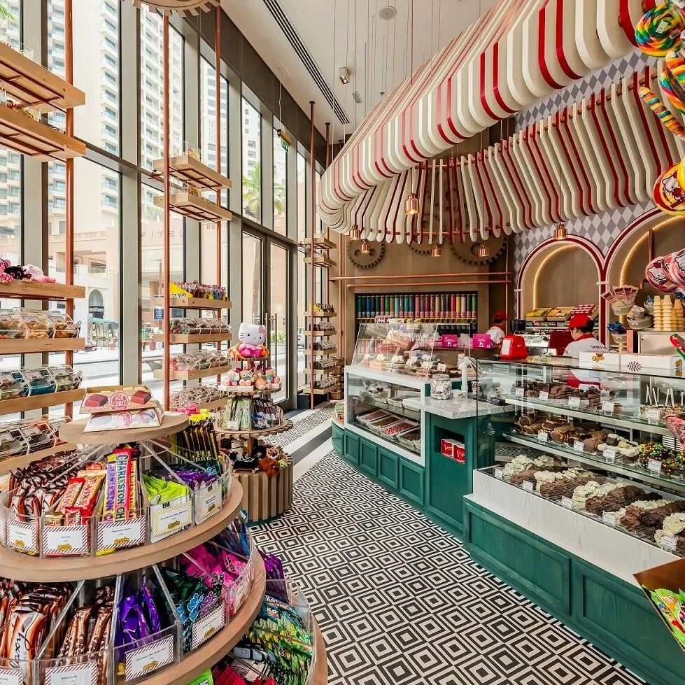 Candy shop магазин сладостей. Витрина магазина сладостей. Маленький магазин конфет. Небольшой магазин сладостей. Витрины для конфет и печенья.