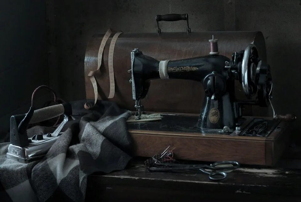 Швейная машинка 60. Машинка швейная Зингер Эстетика. Старая швейная машинка черная. Швейная машинка с аксессуарами. Старинная швейная машинка.