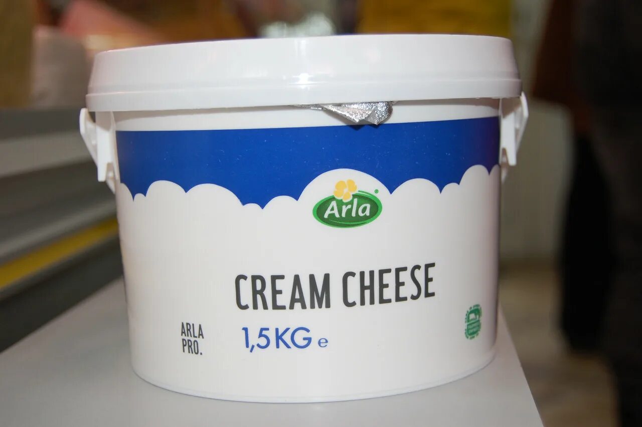 Крем чиз можно хранить в холодильнике. Arla крем чиз. Крем сыр Arla. Сыр Арла крем чиз. Крем чиз 5.5 кг.