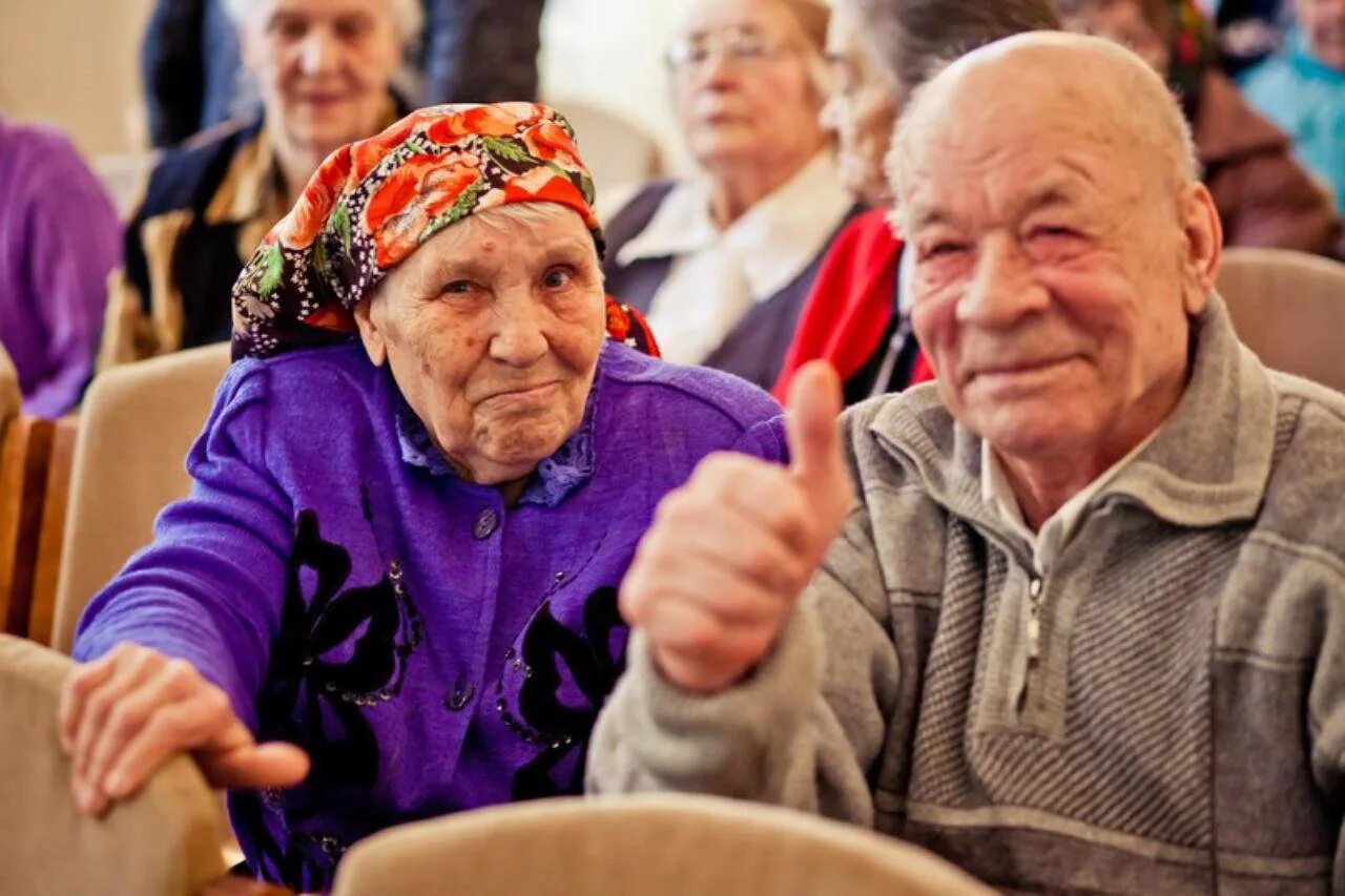 Пожилые люди. Счастливые пенсионеры России. Старики в России. Пожилые люди в России.