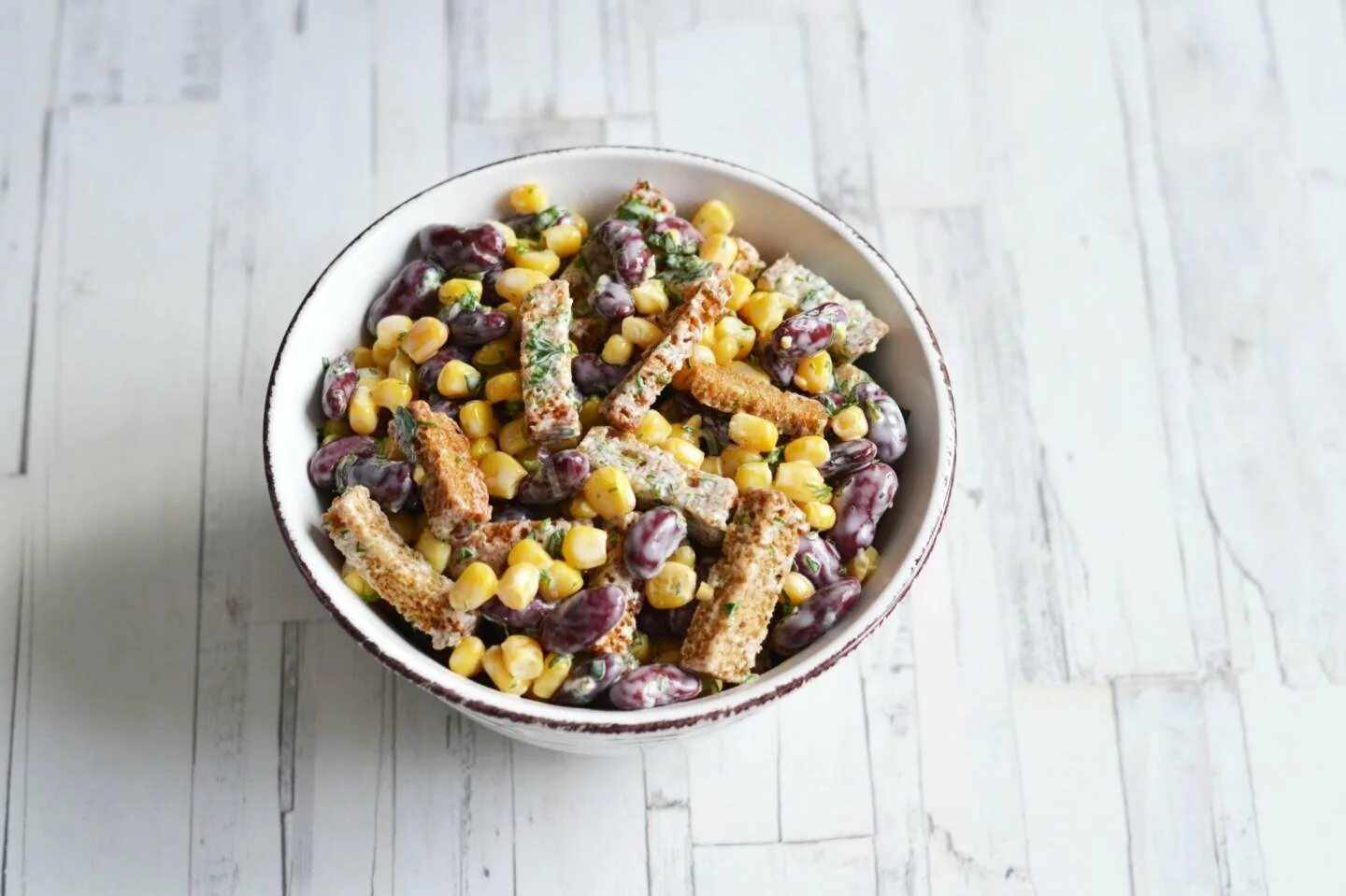 Салат из фасоли с сухариками и кукурузой