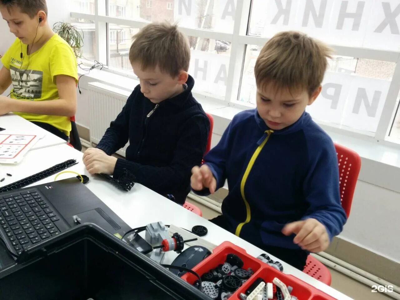 Академия программирования. Лего центр робототехники нижневартовск. Компьютеры для продвинутых пользователей. Школа робототехники и программирования для детей. Школьники программирование.