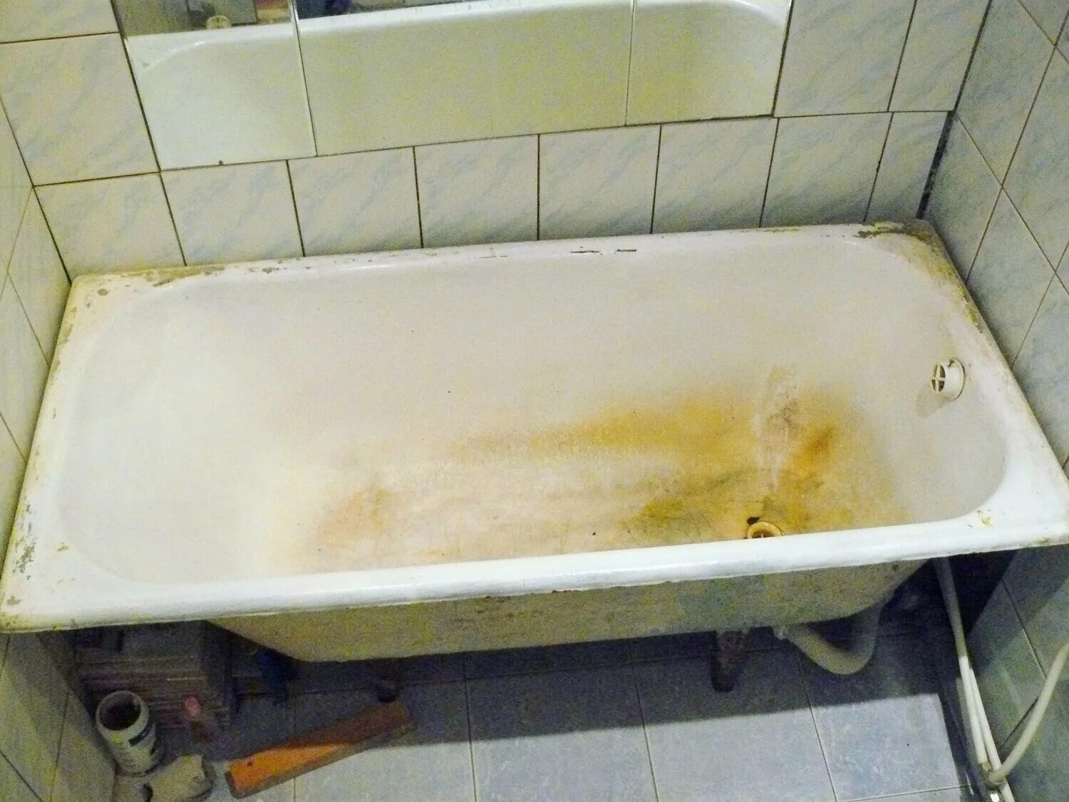 Старая ванна. Советская чугунная ванна. Ванная чугунная Старая. Старая чугунная ванна Советская. Вывоз чугунной ванны из квартиры