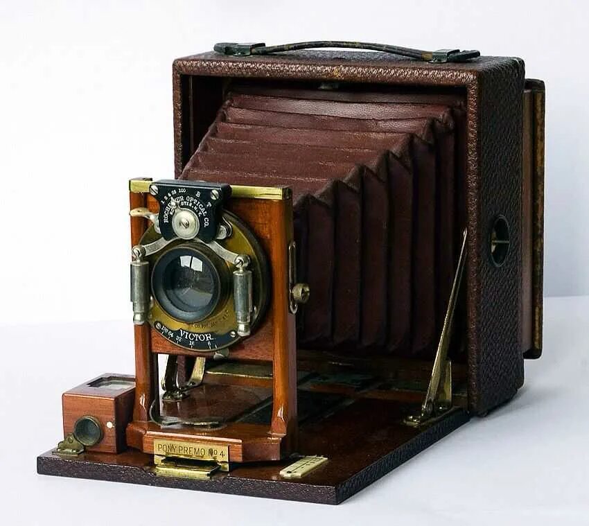 В каком году вышла камера. Первый зеркальный фотоаппарат Сэттона. Фотоаппарат 1826 года. Первый фотоаппарат Фокс Талбот.