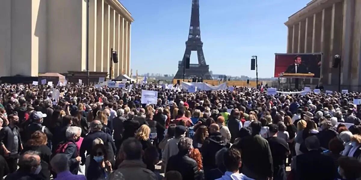 Митинги в Париже 2022. Трокадеро в Париже. Митинги во Франции 2023. Протесты во Франции. Мигранты митинги