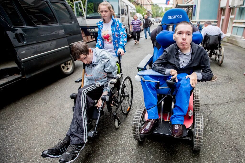 Инвалид колясочник. Коляска для детей инвалидов. Дети инвалиды. Дети колясочники.