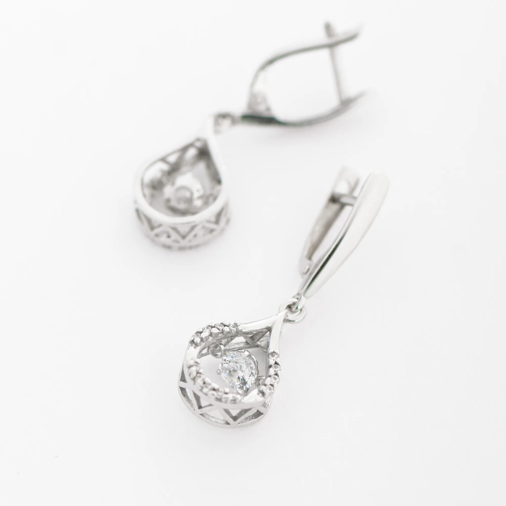 Серьги из серебра с танцующим камнем. Серьги из серебра с фианитом ювелир карат 2128501/9. Серьги с танцующим камнем. Серьги серебро с танцующим камнем. Серьги с танцующим фианитом 2125260/9.