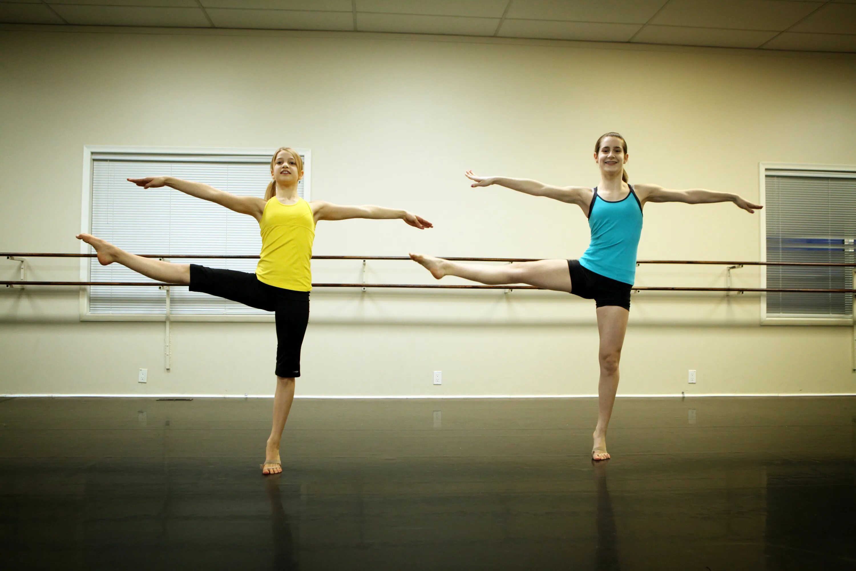 3 движения танца. Гимнастические движения. Гимнастические движения для танца. Боди балет. Движение гимнасток.