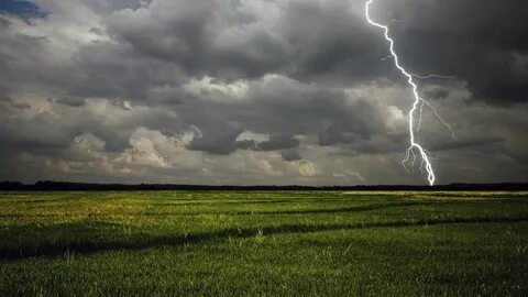 Теплый дождь с грозой