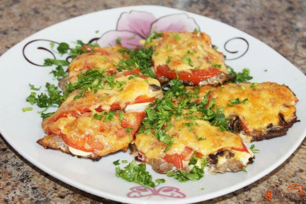 Отбивная мясо сыр помидор. Отбивные с сыром в духовке. отбивные с помидорами и сыром в духовке. свиная отбивная с помидорами и сыром. отбивные в духовке из свинины с помидорами и сыром в духовке.