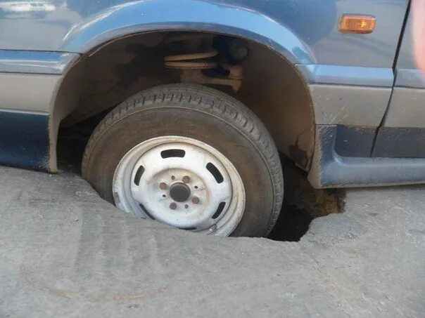 Колесо попало в яму на дороге. Попадание колеса в яму. Колесо после ямы. Передние колеса провалились в яму.