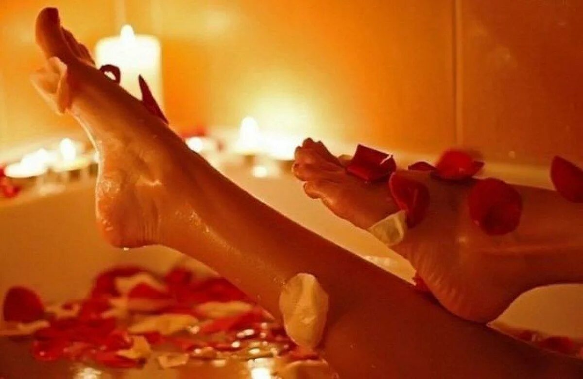 Ноги в ванной со свечами. Ванная с лепестками роз и свечами. Ванна с лепестками. Ванная с лепестками роз. Ноги в ванне с пеной