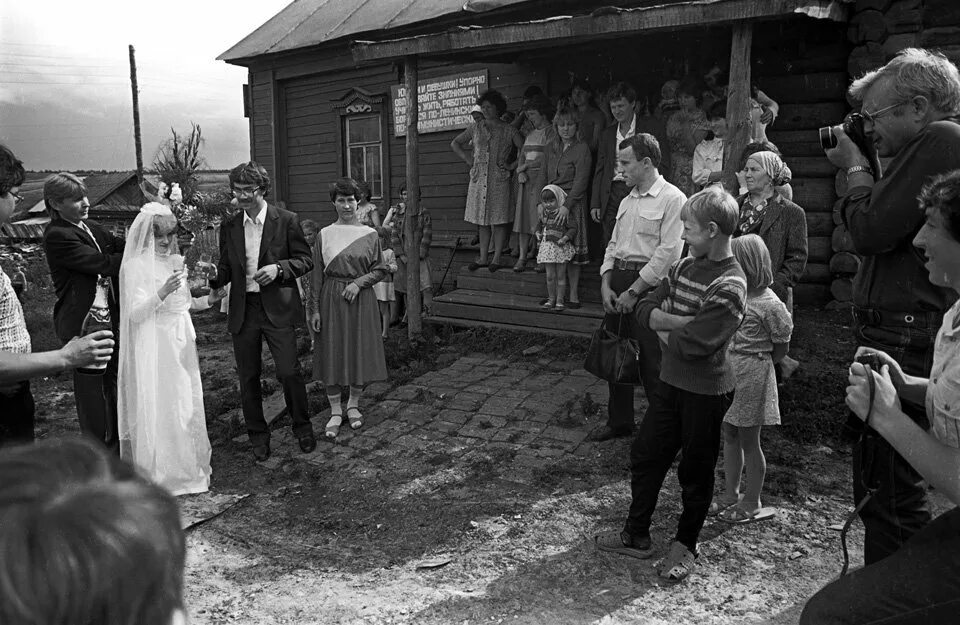 Жители деревни организовавшие. Свадьба в деревне. Деревенская свадьба. Старая деревенская свадьба. Советская деревня.