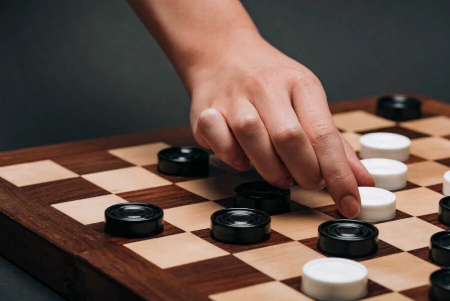 Либо шашки. Шашки checkers. шашки чемпионат. шашки с девушками. игрок в шашки.