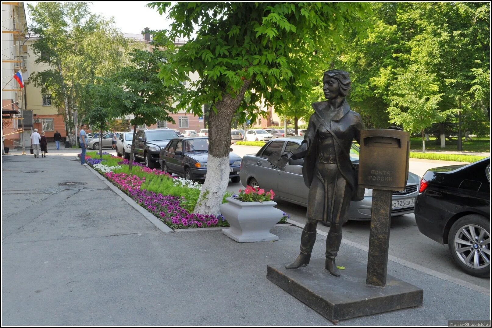 в центре города установлен памятник. в центре города установлен памятник. фотография памятника первому светофору новосибирск. памятник постовому в новосибирске. статуя екатерины екатеринбург.