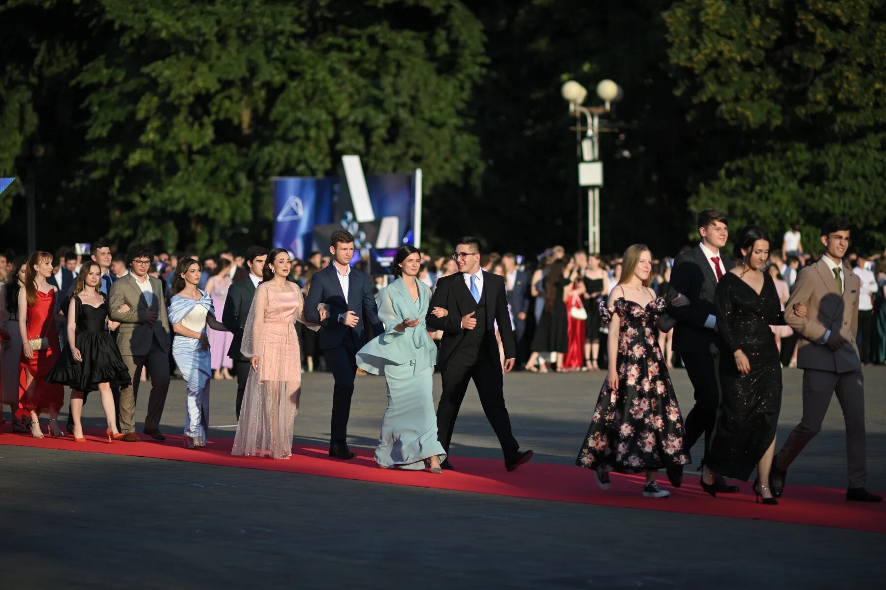 Выпускной майкоп. Республиканский выпускной бал 2023 в Адыгее. Республиканский бал выпускников 2023 в Майкопе. Шествие выпускников. Выпускной бал в Майкопе.