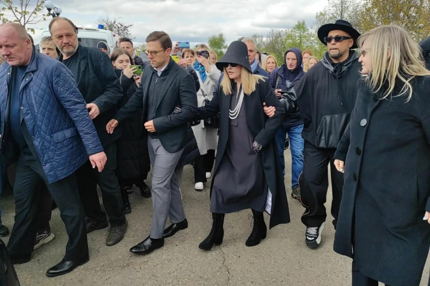 Реакция пугачевой на теракт в крокусе. Пугачёва на похоронах Юдашкина. Пугачёва 2023.