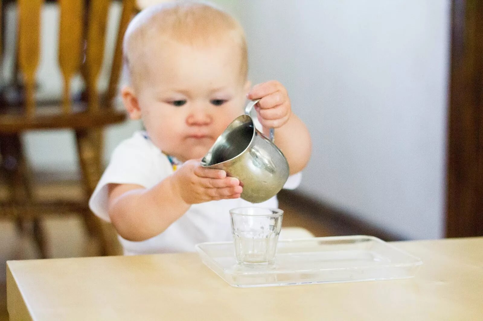 Малыш играет с водой. Дети играются с водой. Переливание воды Монтессори. Кувшин детский Монтессори. Мама налей воды