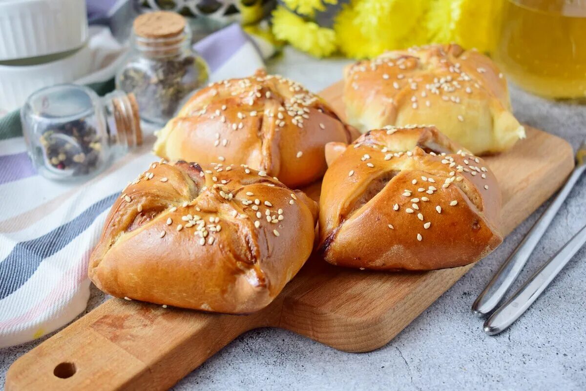 Булочка с мясом. Буличка с мяком. Будочка с мысом. Булочки с начинкой. Булочки с фаршем